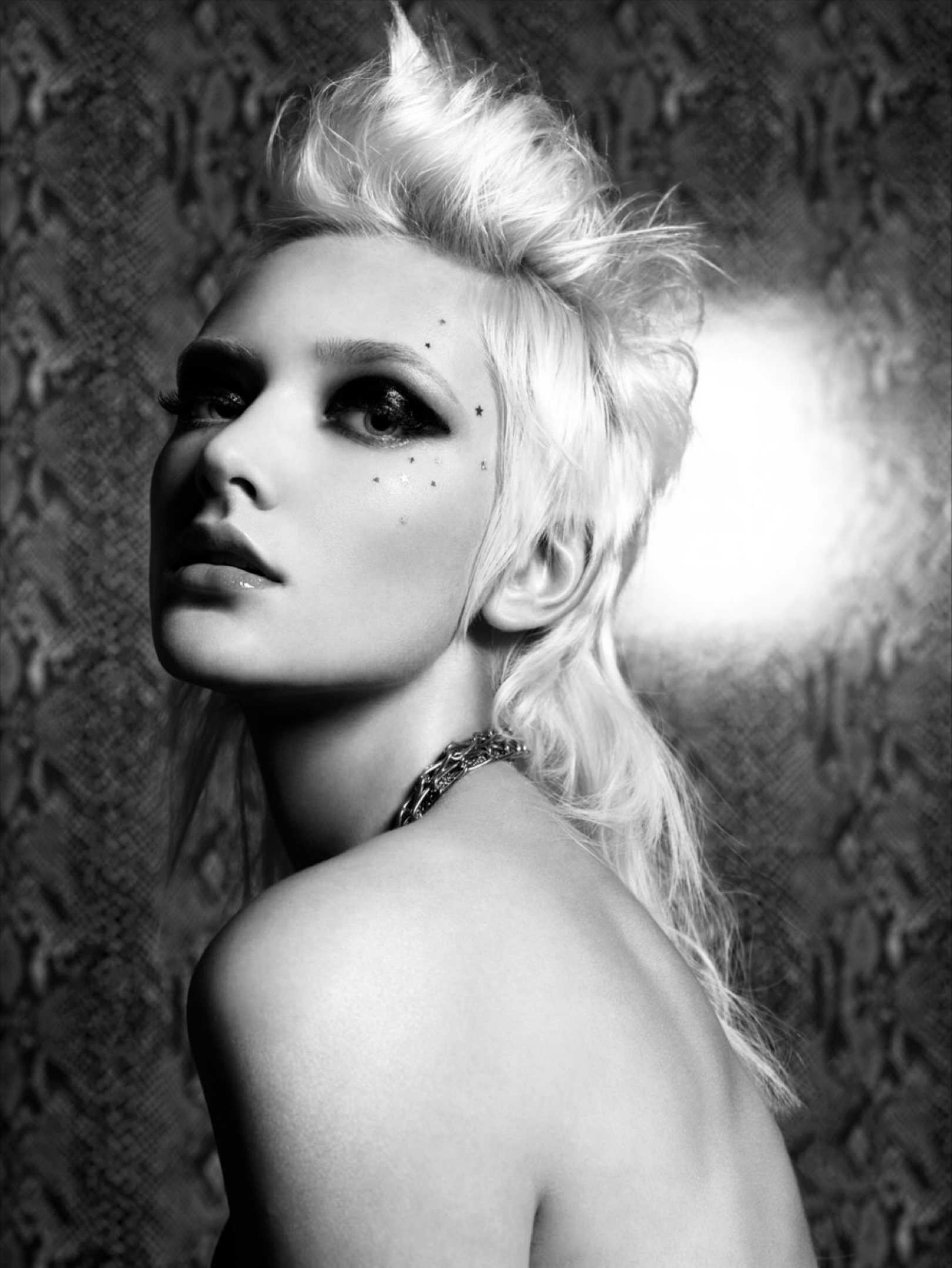 Flashback to one of my favorite shoots with @urbandecaycosmetics The #metallicstars literally aligned on stunning @lanacapiton photographed by @theoriginalgangsta #makeupaccents #boldbeauty #jetblack #greasepaint #punknroll #goforit #hair @hairbyadir