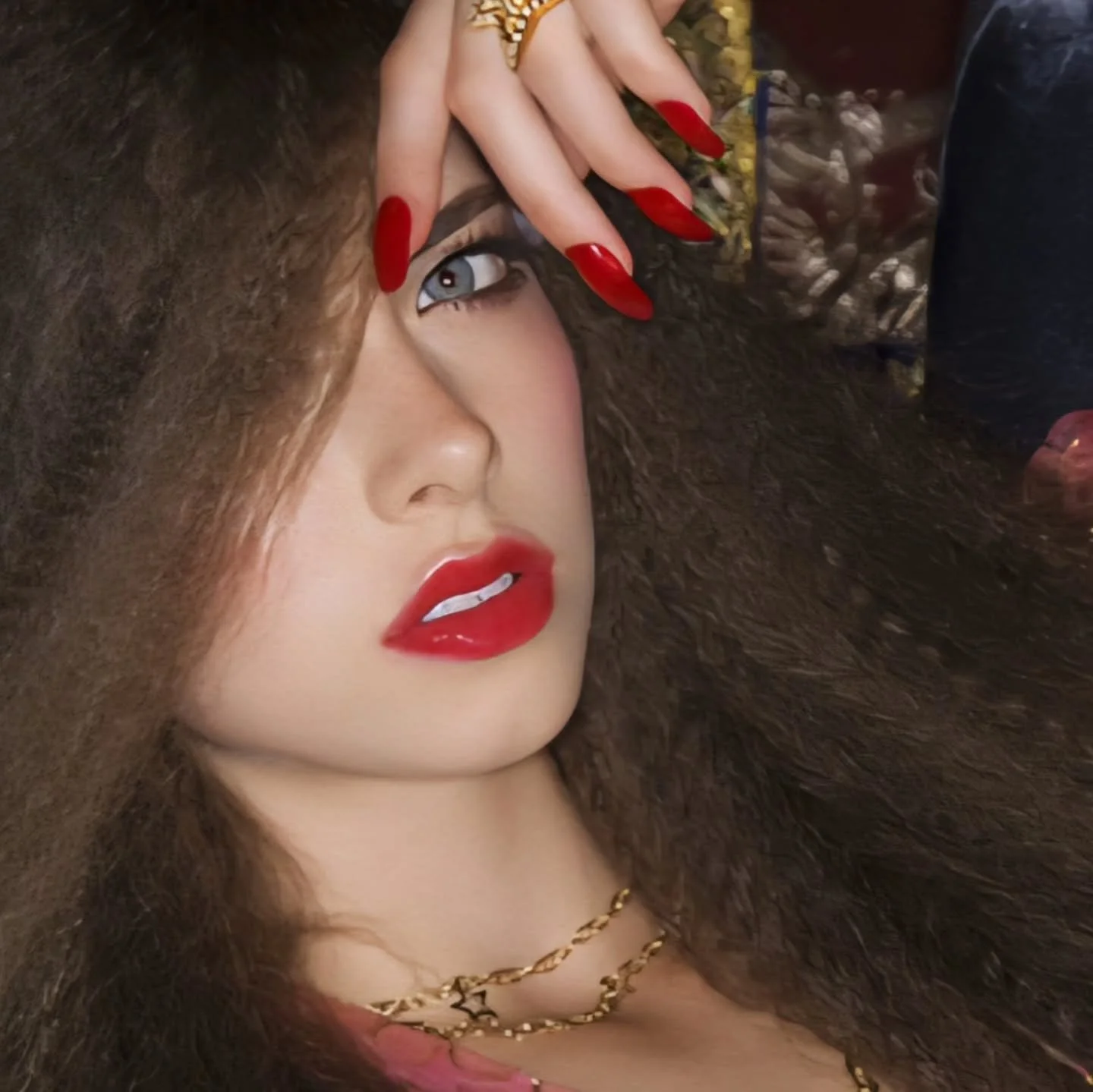 All Eyes On Red 💋 If you want to create instant WOW factor for your
#holidaylook  GO RED! I especially love how this #color plays off of an #immaculate #nude #face. A bit unexpected and always #classic and #beautiful. #boldcolor #holidaymakeup #reds