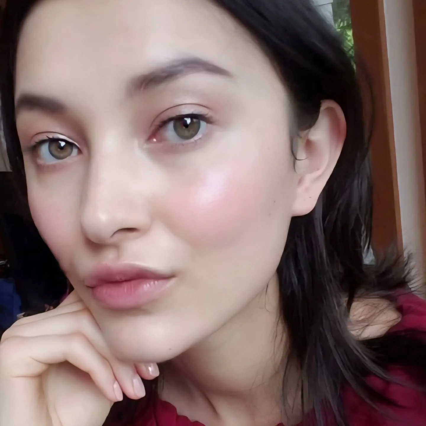 Rosebud 🌹 Sometimes just a hint of a flushed #rosycheek paired with porcelain skin and blurred #pink lip stain is enough. #bts #fb @ellaywong #robinschoenmakeup