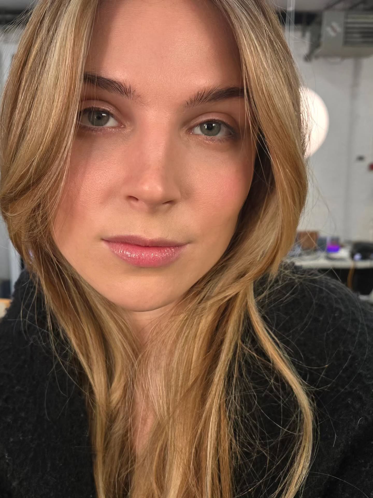 Starting the morning behind the scenes with this lovely beauty ✨️❤️ @suzannahveltz #bts #beautycampaign #luminous #rosy #robinschoenmakeup