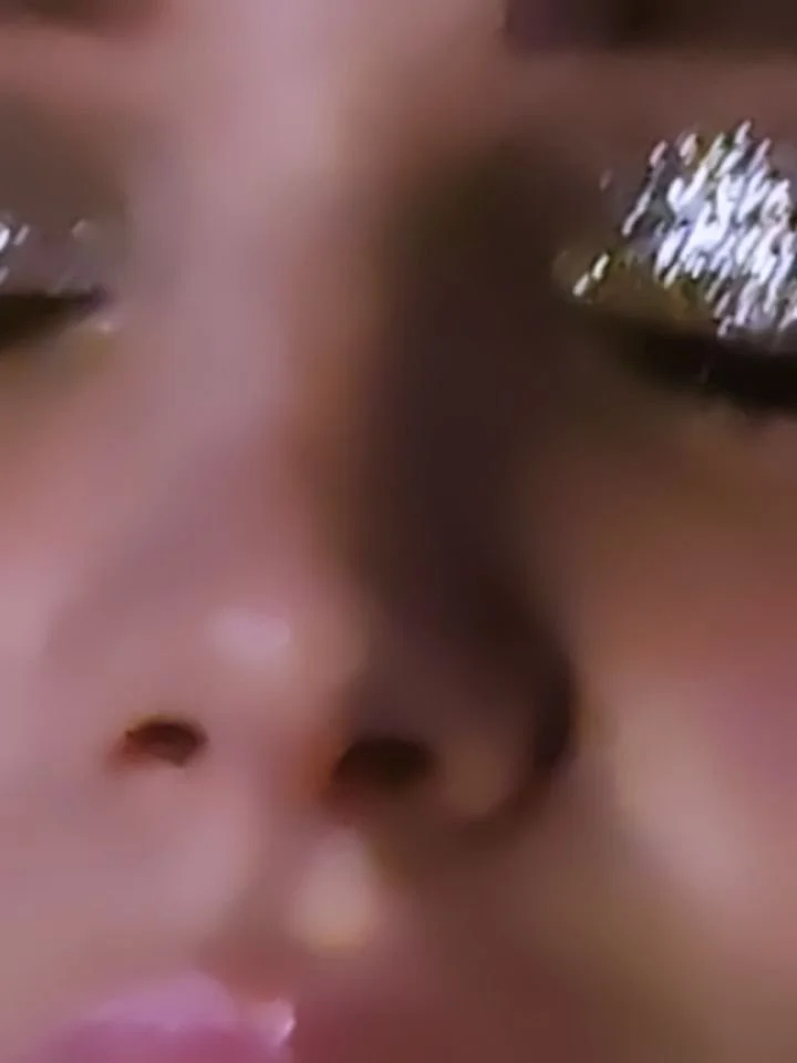 Highly reflective textures like metallic silver glitter offer a multi-dimensional shine that captures the light and commands attention with every movement. It is a sure-fire way to create high-octane brilliance and luminosity. #glittermakeup #metalli