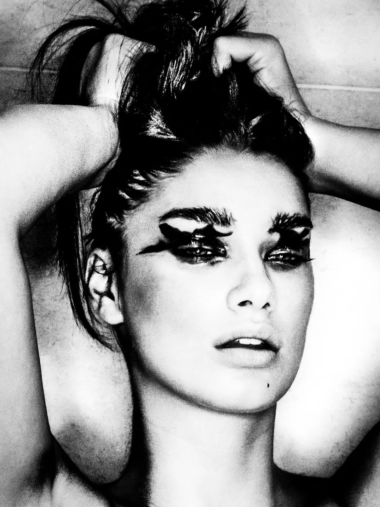 AVA @avawestover by @spfrienderstylander_official 

Graphic and unrestrained...pushing the boundaries between primal and perfection. 

#powerfulwomen #graphicmakeup #boldmakeup #contrast #robinschoenmakeup