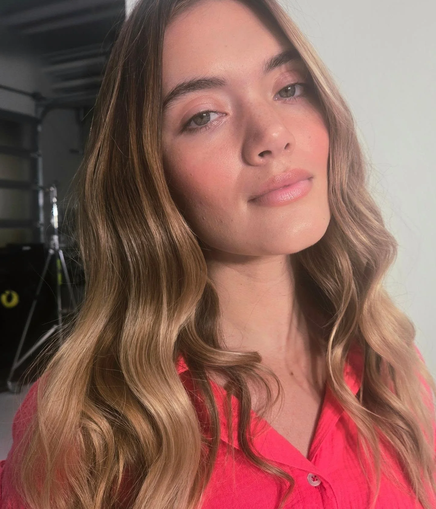 Behind the scenes...It's a sunkissed glow kind of day on beautiful @jensenfairchild #peachy #bronze #luminousskin #summerbeauty @louisangelo #robinschoenmakeup

@iliabeauty Skin Rewind Complexion Stick
@ofracosmetics Pressed Powder Oil Control
@janei