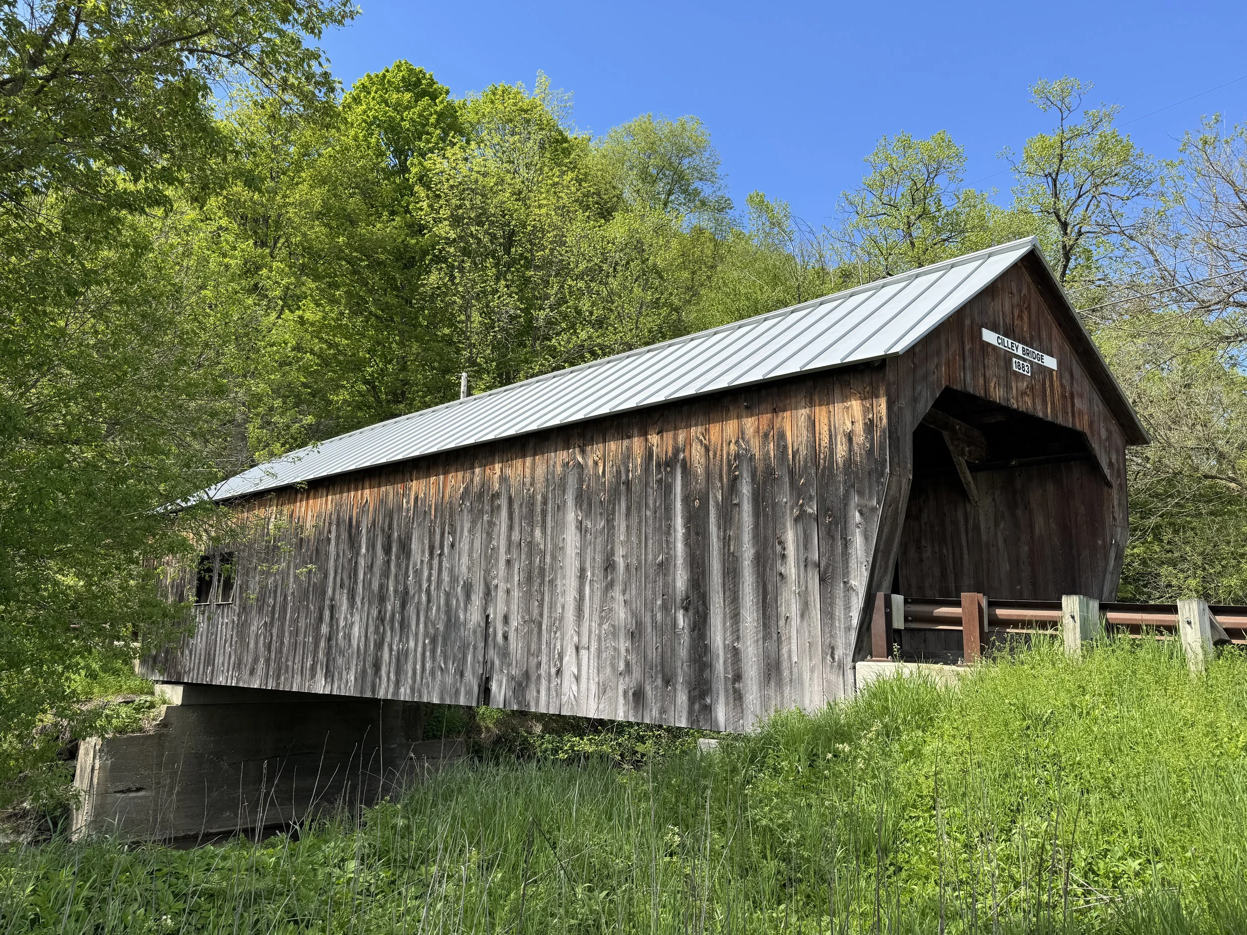 A covered bridge that can be seen on a Vermont Wayfinders guided tour.