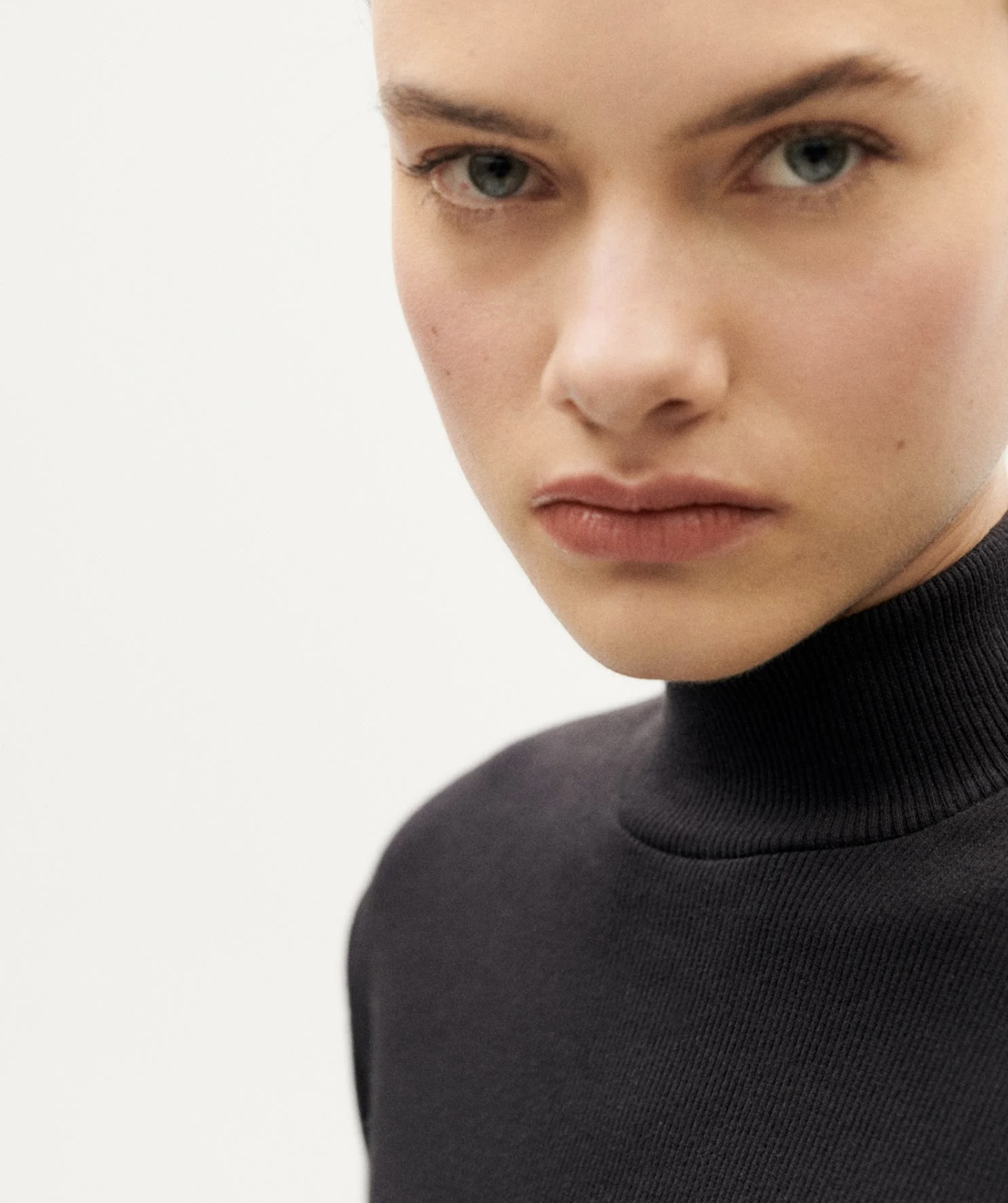 Thinking Mu Aine Ribbed Turtleneck - Black — Cocobolo