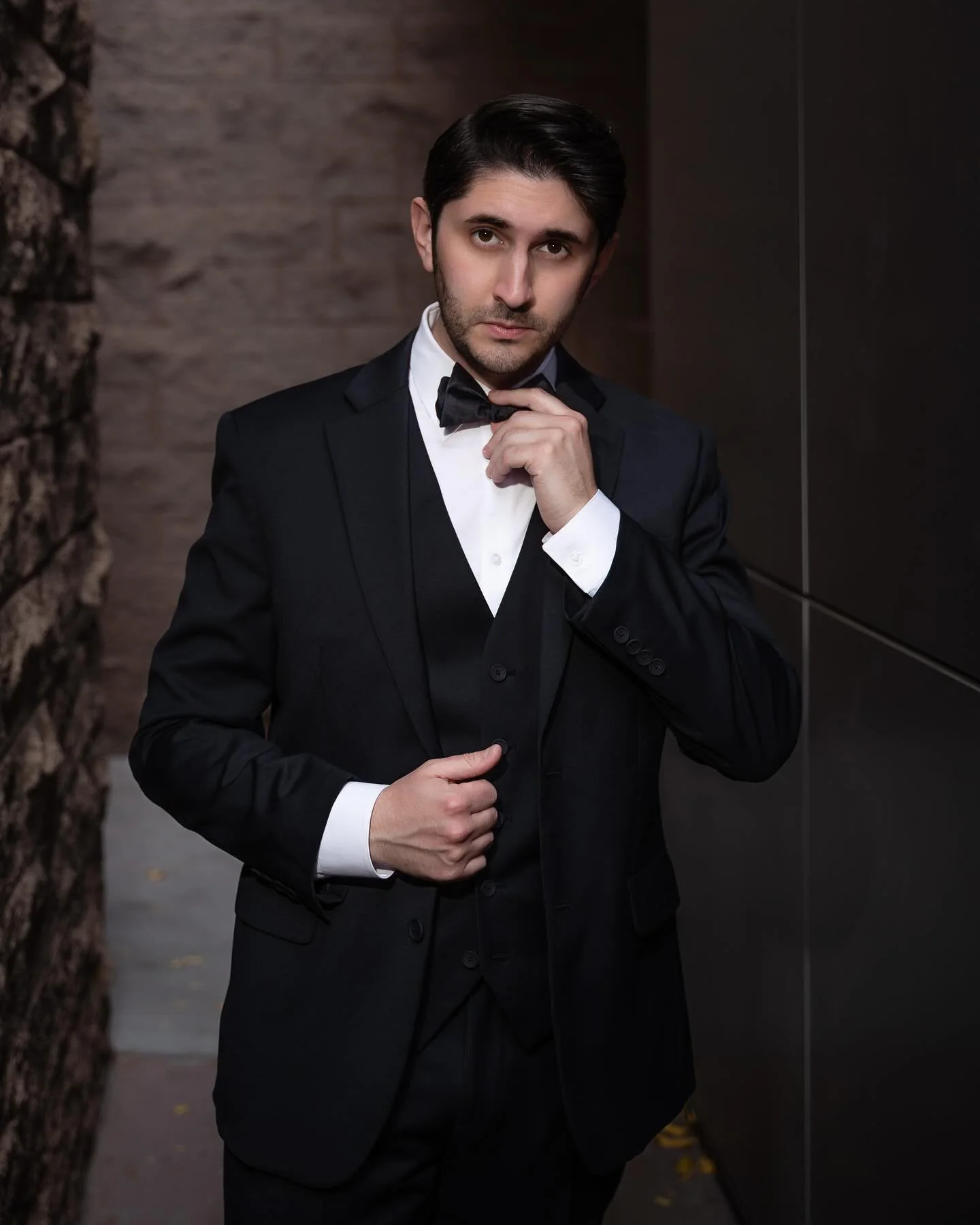 Hello! 👋🏼 I&rsquo;m Michael Calvoni, a Jazz Singer 🎙️ located in Scottsdale, Arizona. Join me on this musical journey as we celebrate the artistry of jazz, one song at a time. Photo credit: @kavan.lake.photo #jazzsinger #crooner #jazzvocalist