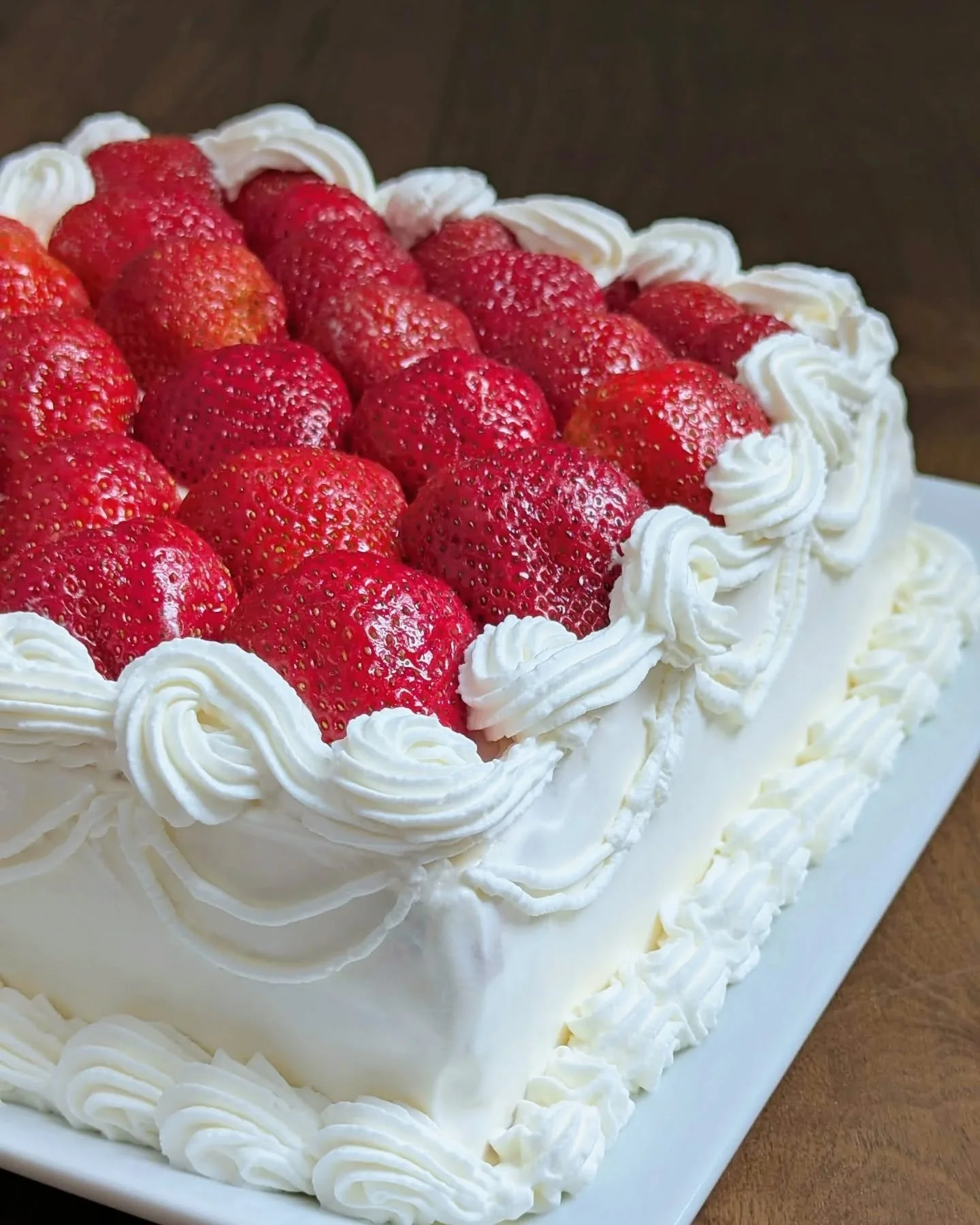 Summertime means an abundance of local strawberries!! 🍓🍓🍓

Dex requested a Japanese-style strawberry shortcake 🍰 and I happily whipped this up. I made @rushyama's sponge cake, soaked with cake syrup, filled with layers of sweetened whipped cream 
