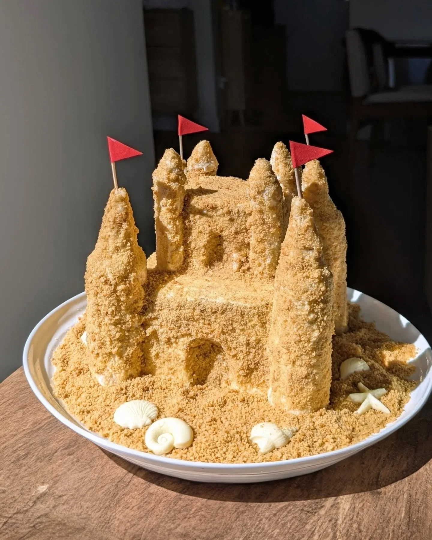 This is my Sandcastle Honey Cake! 🏰

When I was looking at honey cake inspo pics I kept coming back to the thought that the cake crumbs look like sand and that's when the 💡 went off. 

The original idea was for it to be 100% cake but I had to quick