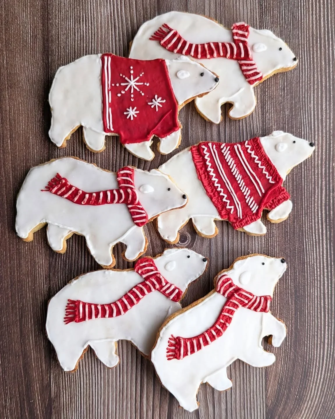 My polar bear sugar cookies for the last @bucketlistbakeclub prompt of the year!! 

I have mad respect for all cookie decorators because I am so close to losing my mind every time I make sugar cookies. In the time it takes to decorate one cookie, I'm