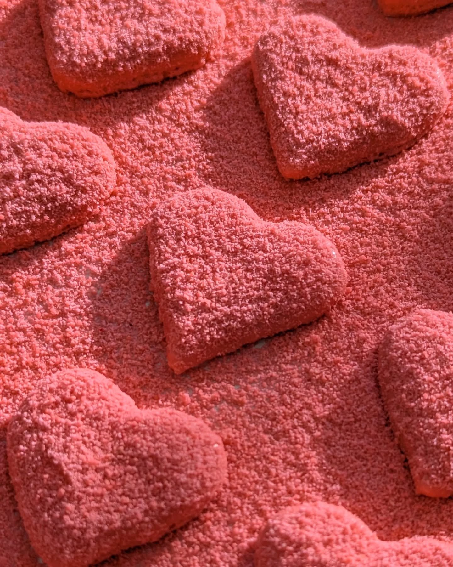 Velvet Heart Macarons 🩷

I found this &ldquo;velvet&rdquo; technique a while back and waited for the perfect moment to try it.

To get this fuzzy texture, I pulsed a batch of broken macaron shells into fine crumbs and sprinkled them over freshly pip