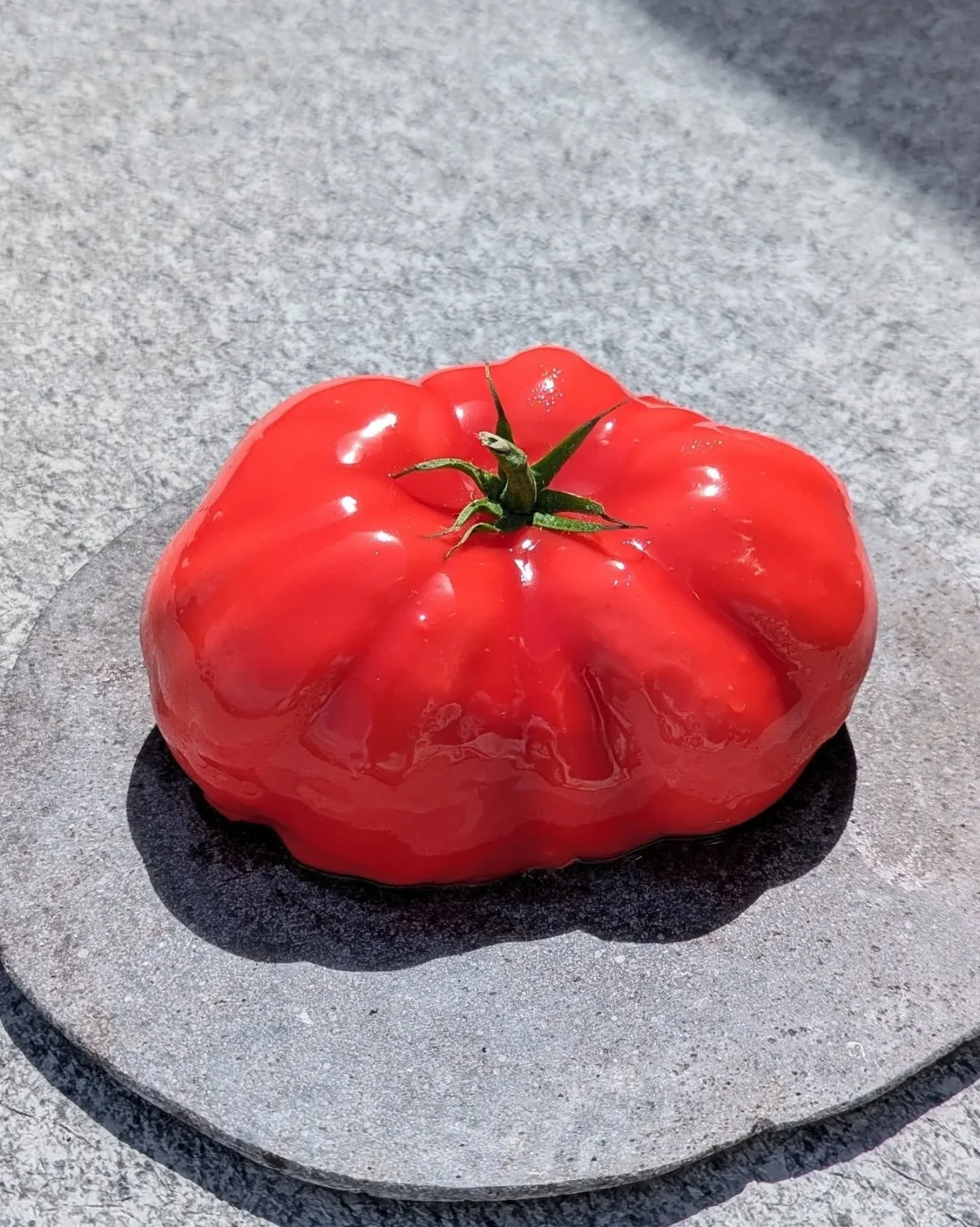 This is my Tomato Entremet 🍅

I had this vision of an entremet shaped like an heirloom tomato, finished with a glossy red mirror glaze. What my vision did not include were the weeks of trial and error it took to actually make this work.

In the end,