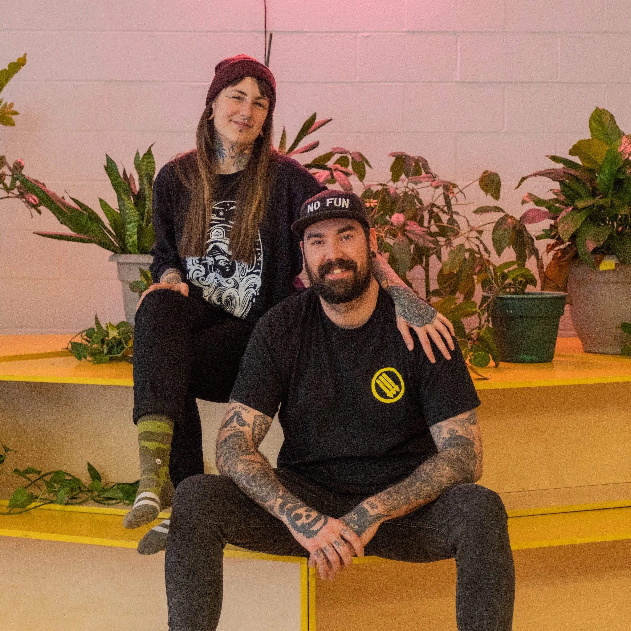 🌟Les artistes AAT 🌟
Tout au long de l'&eacute;t&eacute;, on vous pr&eacute;sente les artistes membres des Ateliers &agrave; Travers:
Les derniers, mais non les moindres: C&eacute;d et Delphine qui sont derri&egrave;re @culturesauvageperce et toute 