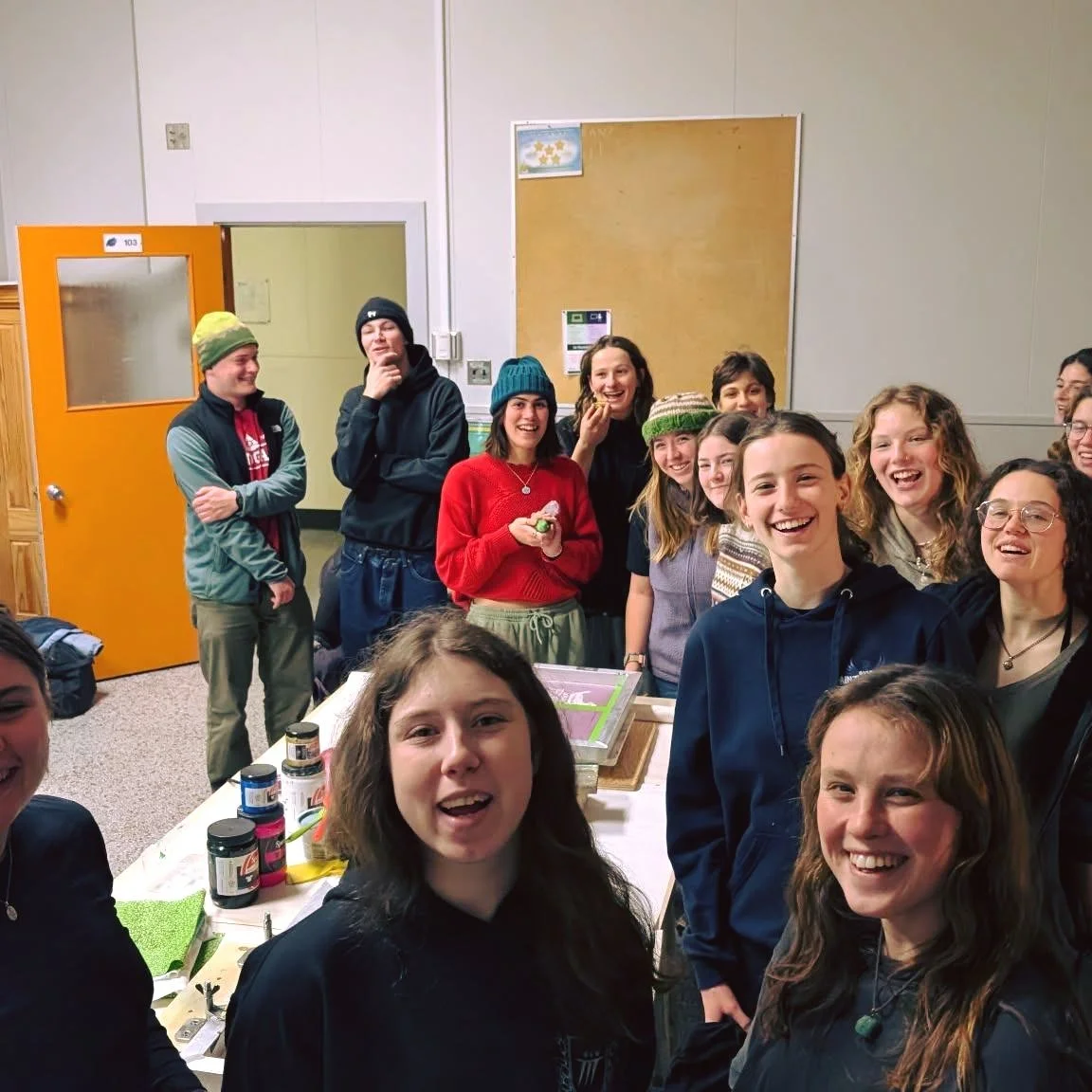 👏Aujourd'hui, retour en images sur l'atelier de s&eacute;rigraphie avec les &eacute;tudiant-e-s du  PAF (Plein Air au F&eacute;minin) !
🎨Depuis plusieurs ann&eacute;es, les Ateliers &Agrave; Travers collaborent avec les comit&eacute;s &eacute;tudia