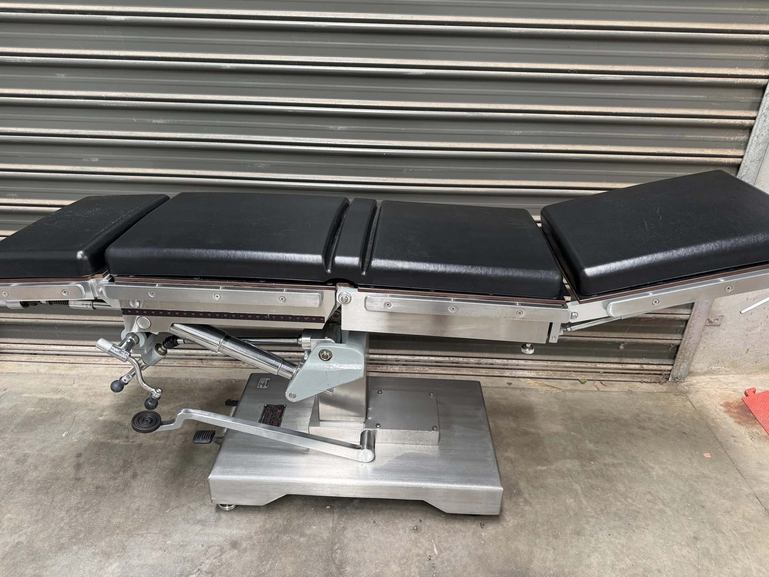 Denyer XRT 2000 Hydraulic Heavy Duty Operating Table — Refurbished