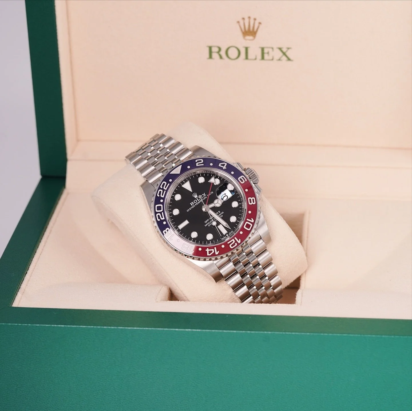 📦 Box, Papers &amp; Hang Tags = Maximum Value 💰

When selling your luxury watch, having the complete package isn&rsquo;t just nice, it&rsquo;s profit-changing.

Here&rsquo;s why collectors and dealers pay more for complete sets:

✅ Authenticity ass