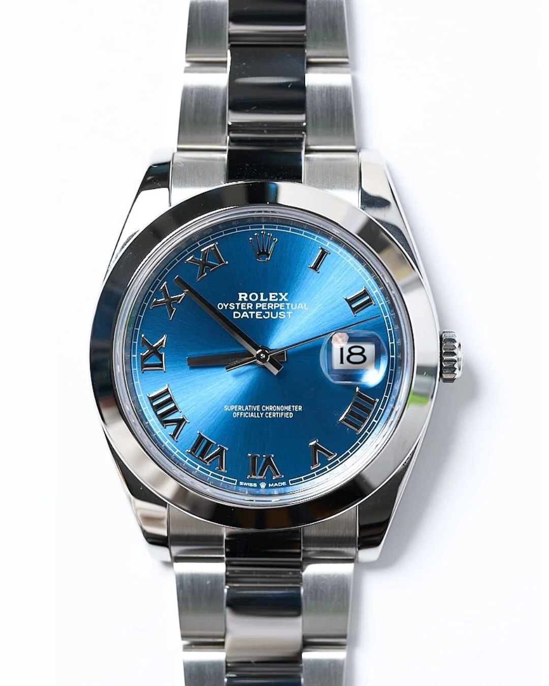 The Rolex Oyster Perpetual Datejust 41 in Oystersteel features a striking bright blue sunray dial that captures light with every movement ✨

Crafted from highly corrosion-resistant Oystersteel, this luxury watch delivers exceptional durability, preci