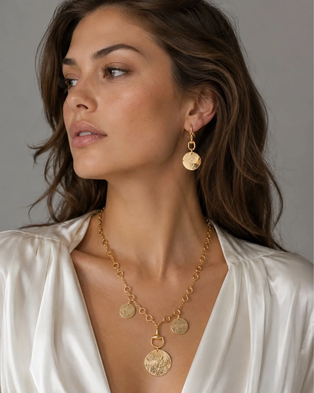 Experience the timeless elegance of Gucci fine jewelry, where iconic design meets exceptional Italian craftsmanship .✨

Crafted in solid 18K yellow gold, the Gucci Floral Horsebit Pendant Necklace and Bee &amp; Horsebit Dangle Earrings showcase two o