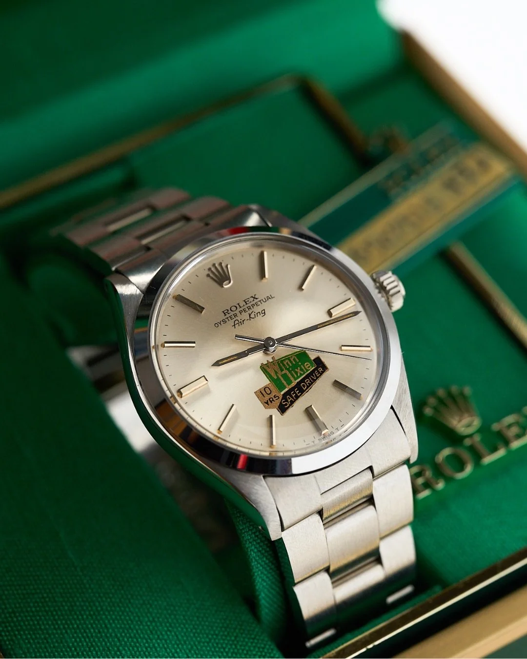 Some watches do more than tell time&mdash;they preserve a story. ✨⌚

This exceptionally rare Rolex Air-King Ref. 5500, dating to 1982, features the highly coveted &ldquo;Winn-Dixie&rdquo; retailer-signed dial, a detail that sets it apart as a true co