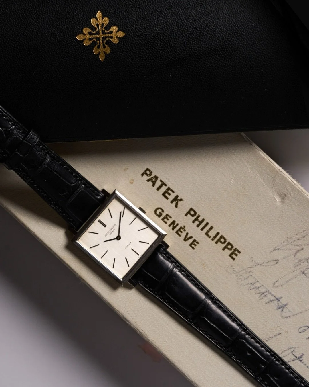 A rare expression of timeless elegance and horological prestige ✨ the Patek Philippe G&uuml;belin 3555G 18K White Gold Vintage Square Watch (1960s) is a true collector&rsquo;s masterpiece.

Housed in a refined 27mm solid 18K white gold square case, t