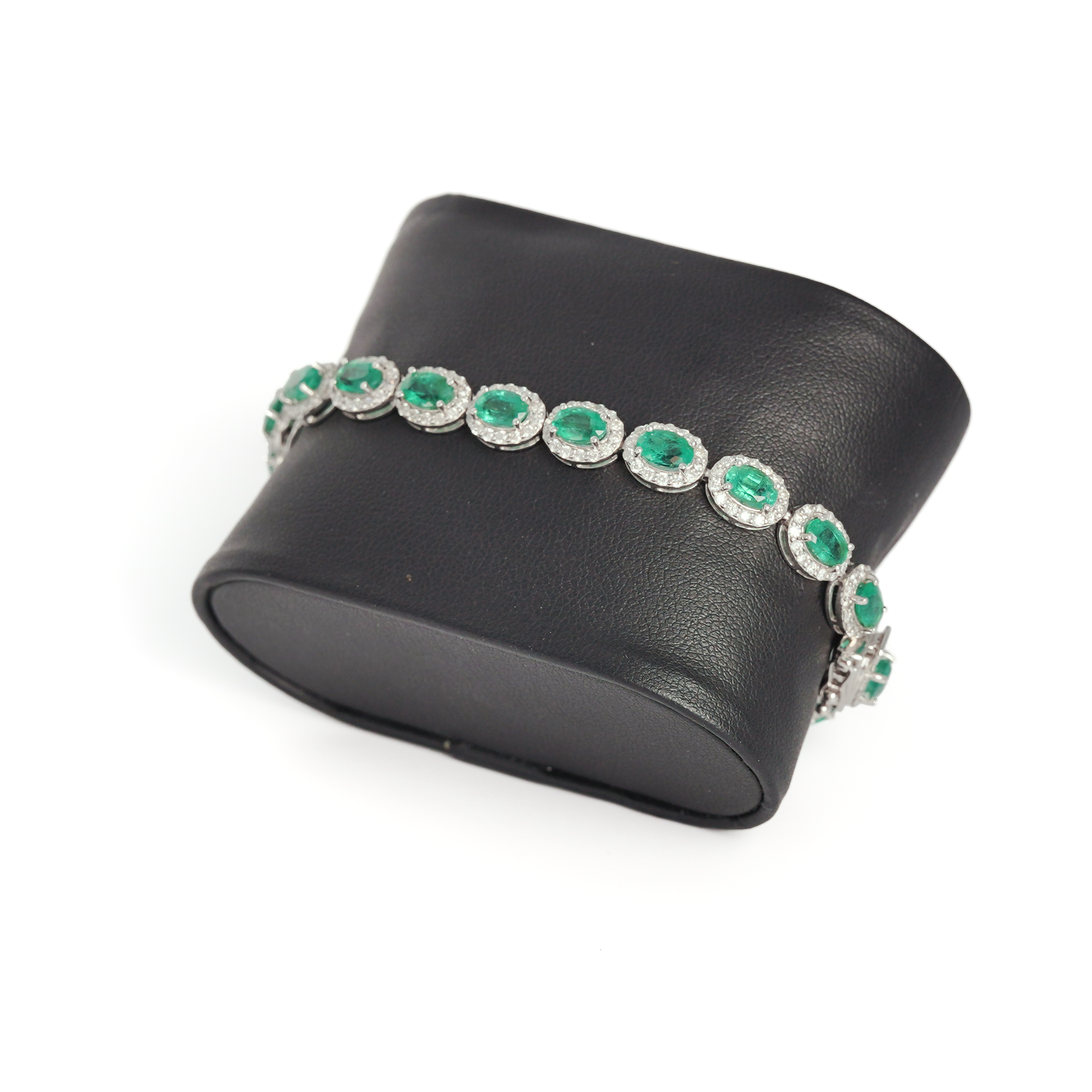 ovalplatinumemeraldbracelet.png