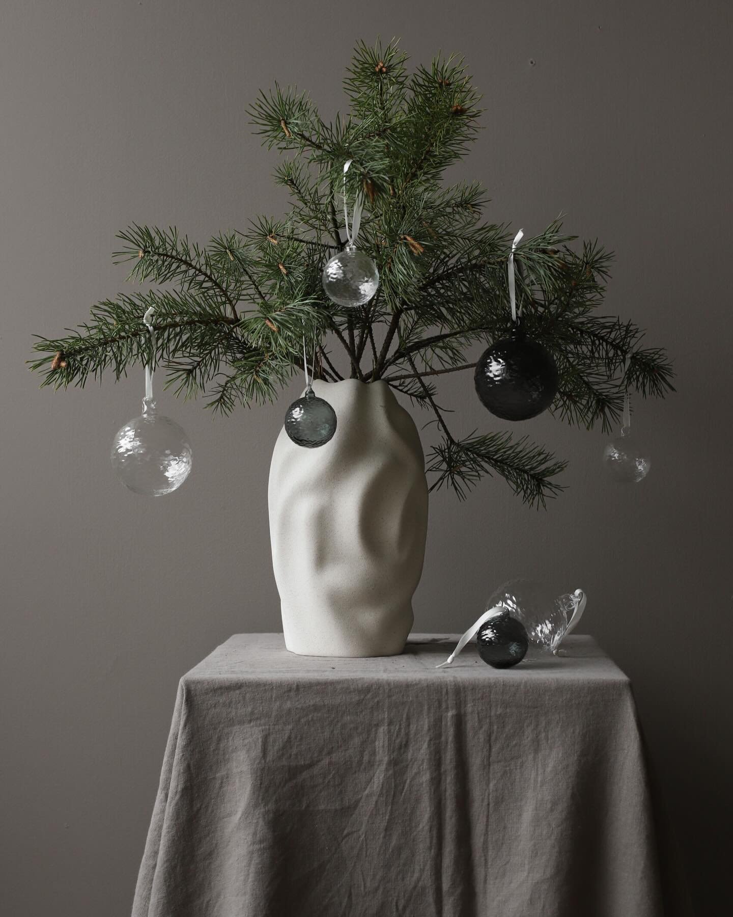 Brand new arrival&mdash;the elegant, textured &ldquo;Gry&rdquo; ornament series from @cooeedesign. Choose your size and one of four colors of luminous glass. Now in the U.S. for the first time 😍

#swedishdesign #scandinaviandesign #cooeedesign #glas