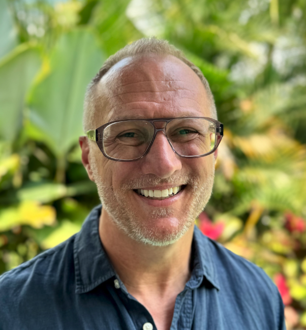 Laurie Minto headshot.png