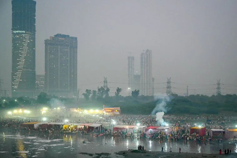 Contre la pollution de l'air, New Delhi teste un drone "arroseur"