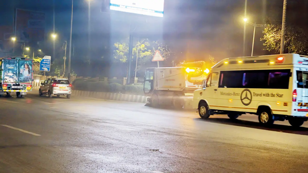 BMC mechanical broom raises dust on Western Express Highway, worsening Mumbai air pollution