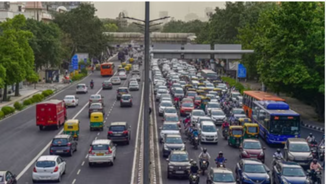 ICE Cars: दिल्ली में ईवी रजिस्ट्रेशन 29% बढ़े, फिर भी ऑटो बाजार में पेट्रोल वाहनों का दबदबा कायम