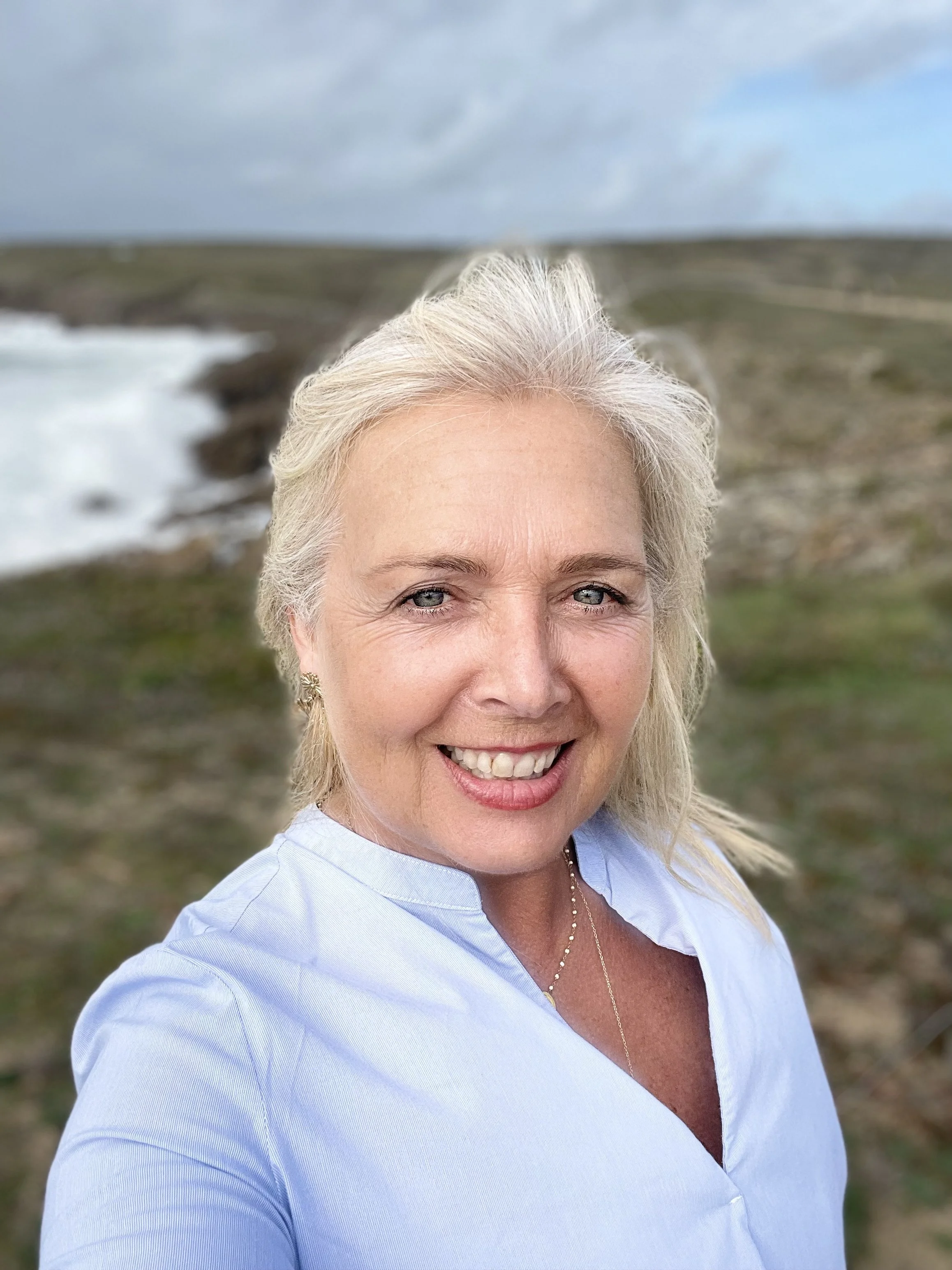 Portrait de Fabienne Delbouis souriante