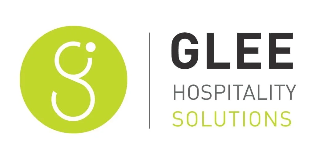 Logo van GLEE Hospitality Solutions met een groene cirkel en de letters GLEE, en de tekst rechts ervan.