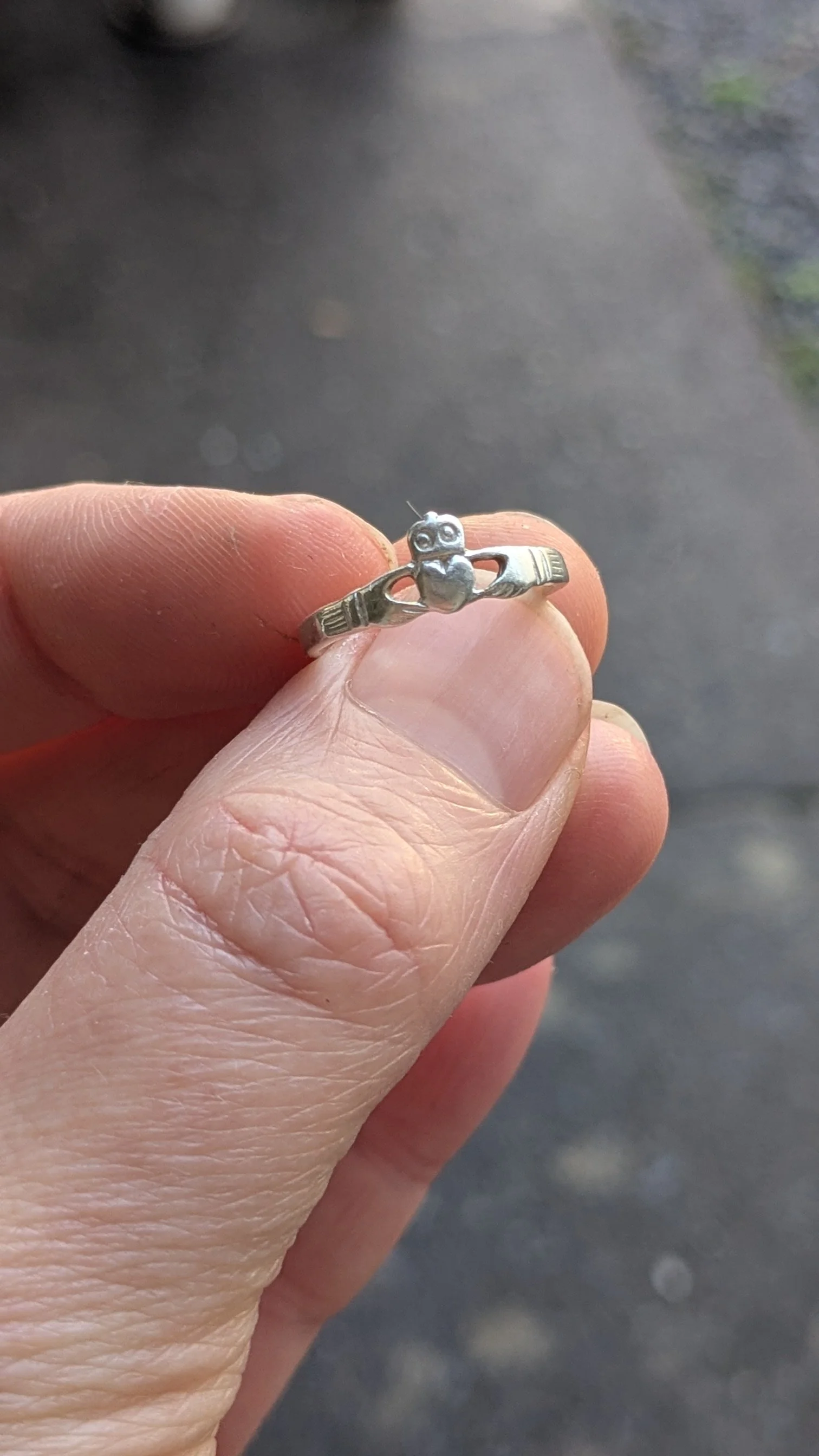 Mini Claddagh Pinkie ring