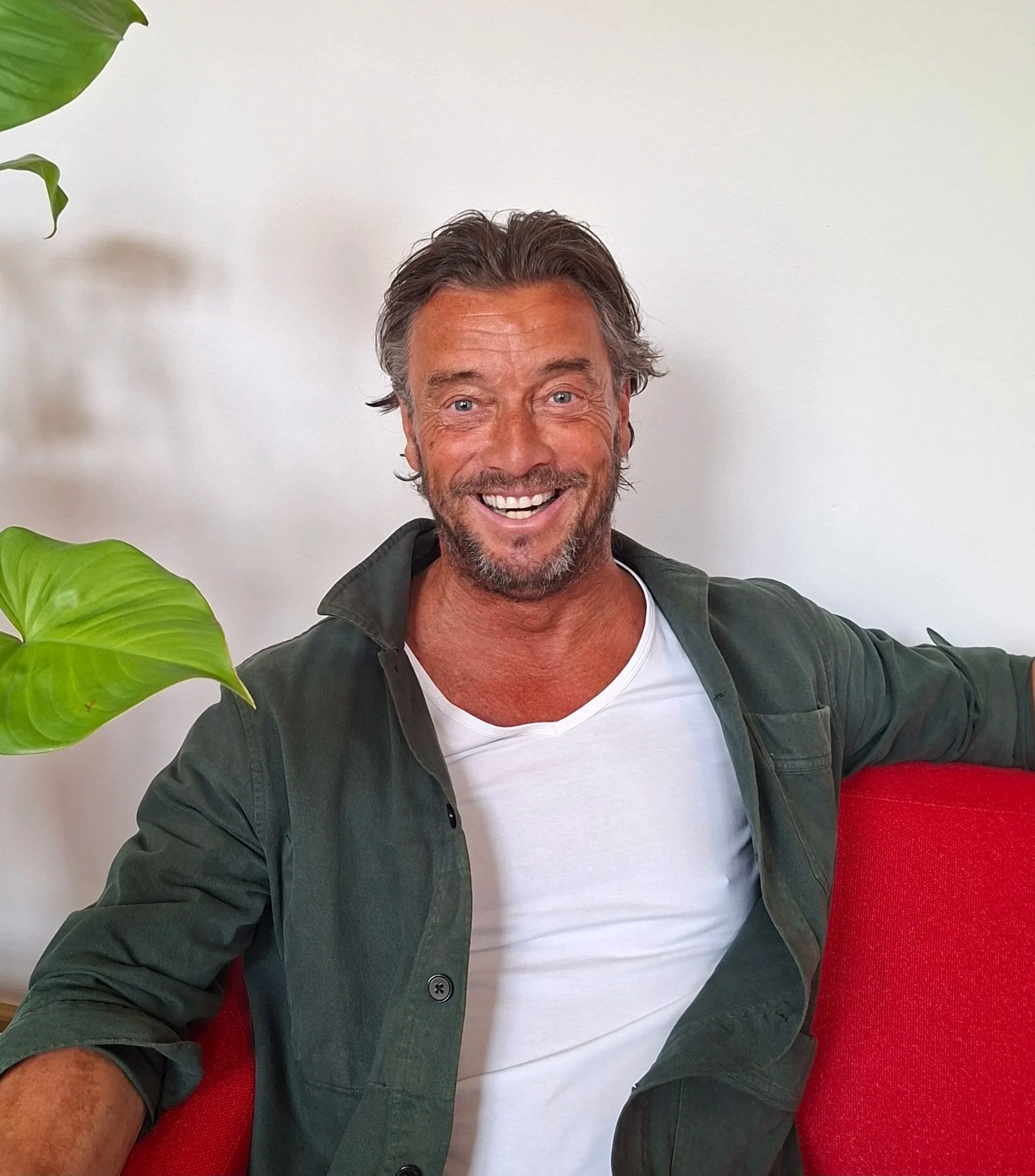 Duncan op rode bank