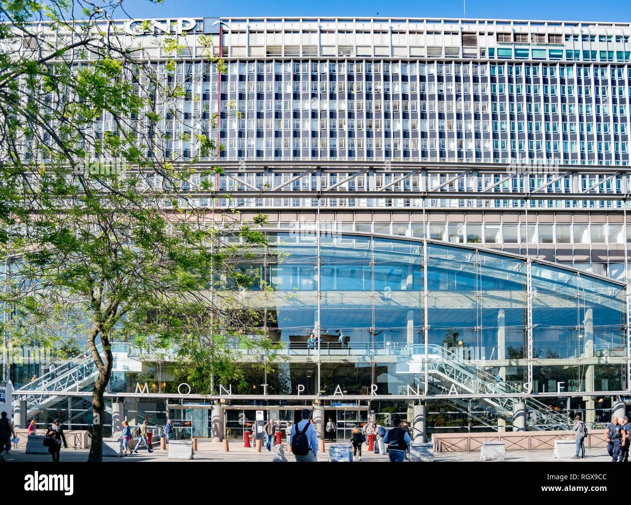 paris-le-7-mai-vue-exterieure-de-la-gare-montparnasse-le-7-mai-2018-a-paris-france-rgx9cc.jpg