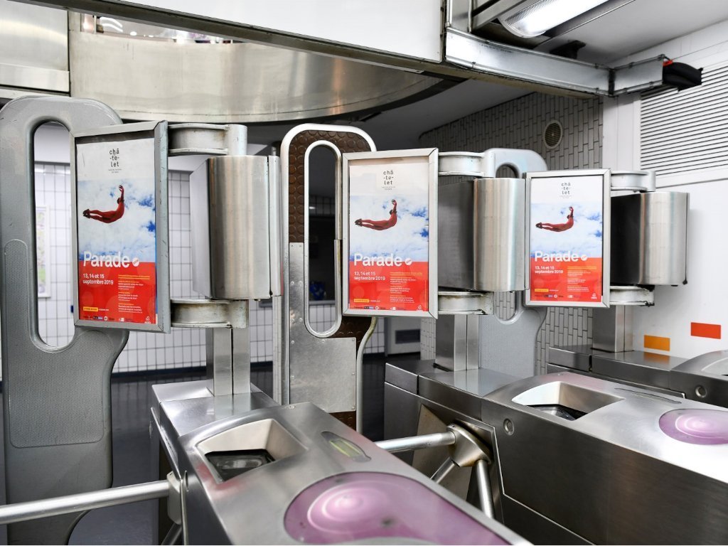 Metro publicité portiques