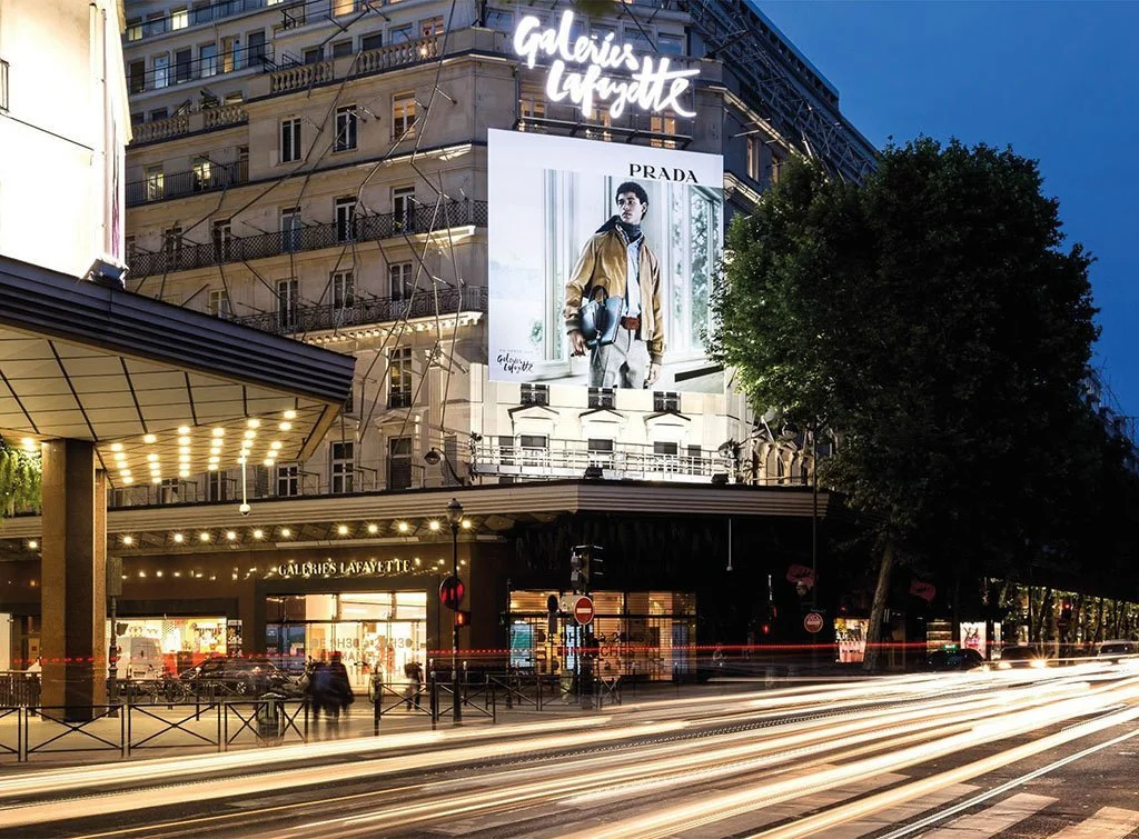 Dispositif lumineux ou numérique en façade