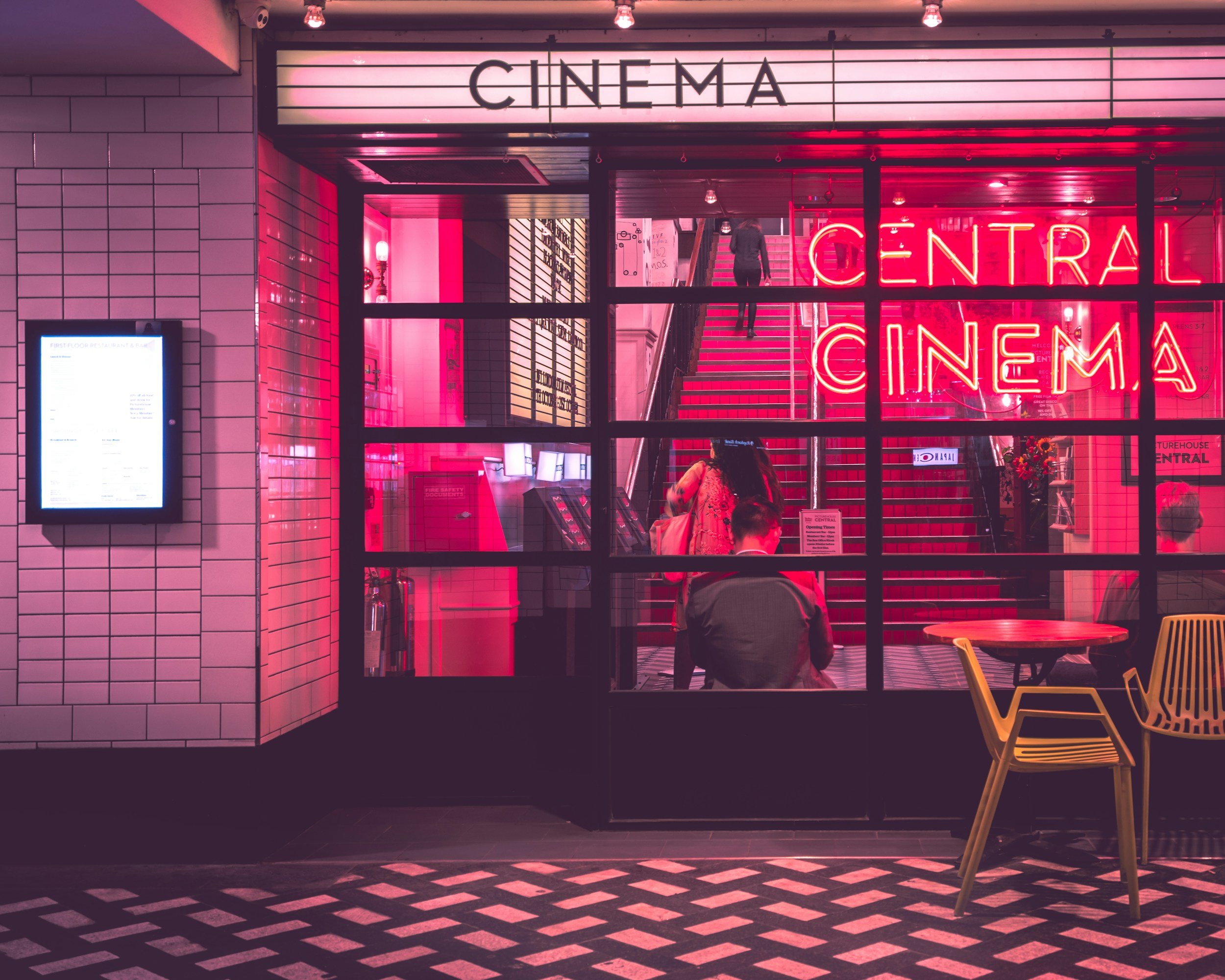 Publicité dans le hall du cinéma