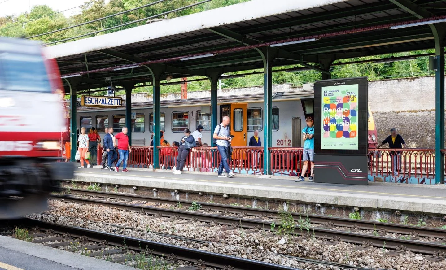 Publicité sur écrans digitaux pour les arrivées et les départs.