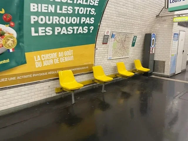 seats-in-paris-metro-stations-v0-mk8j88dy2kdd1.jpeg