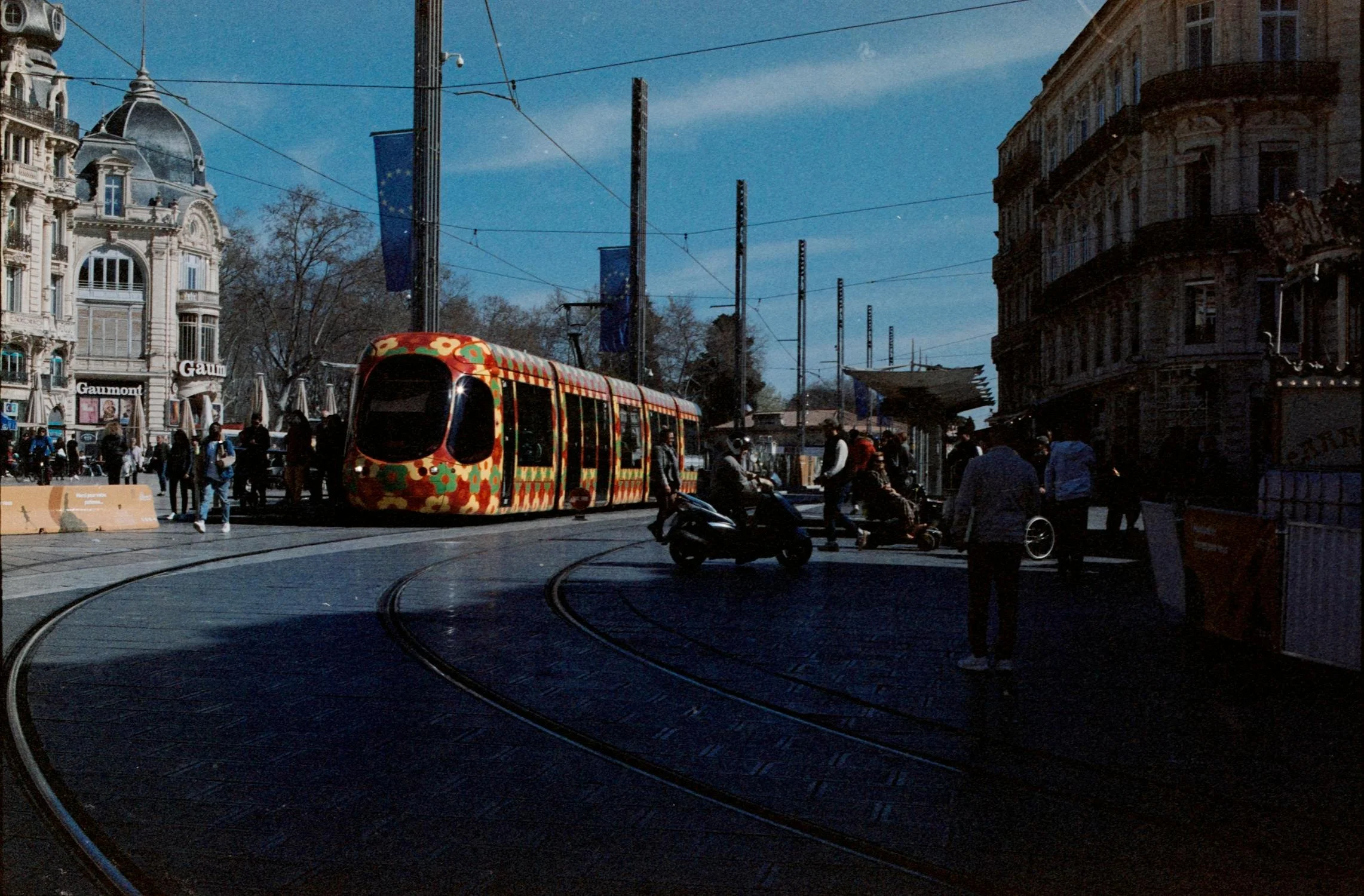 free-photo-of-scene-de-rue-animee-avec-tramway-a-montpellier.jpeg
