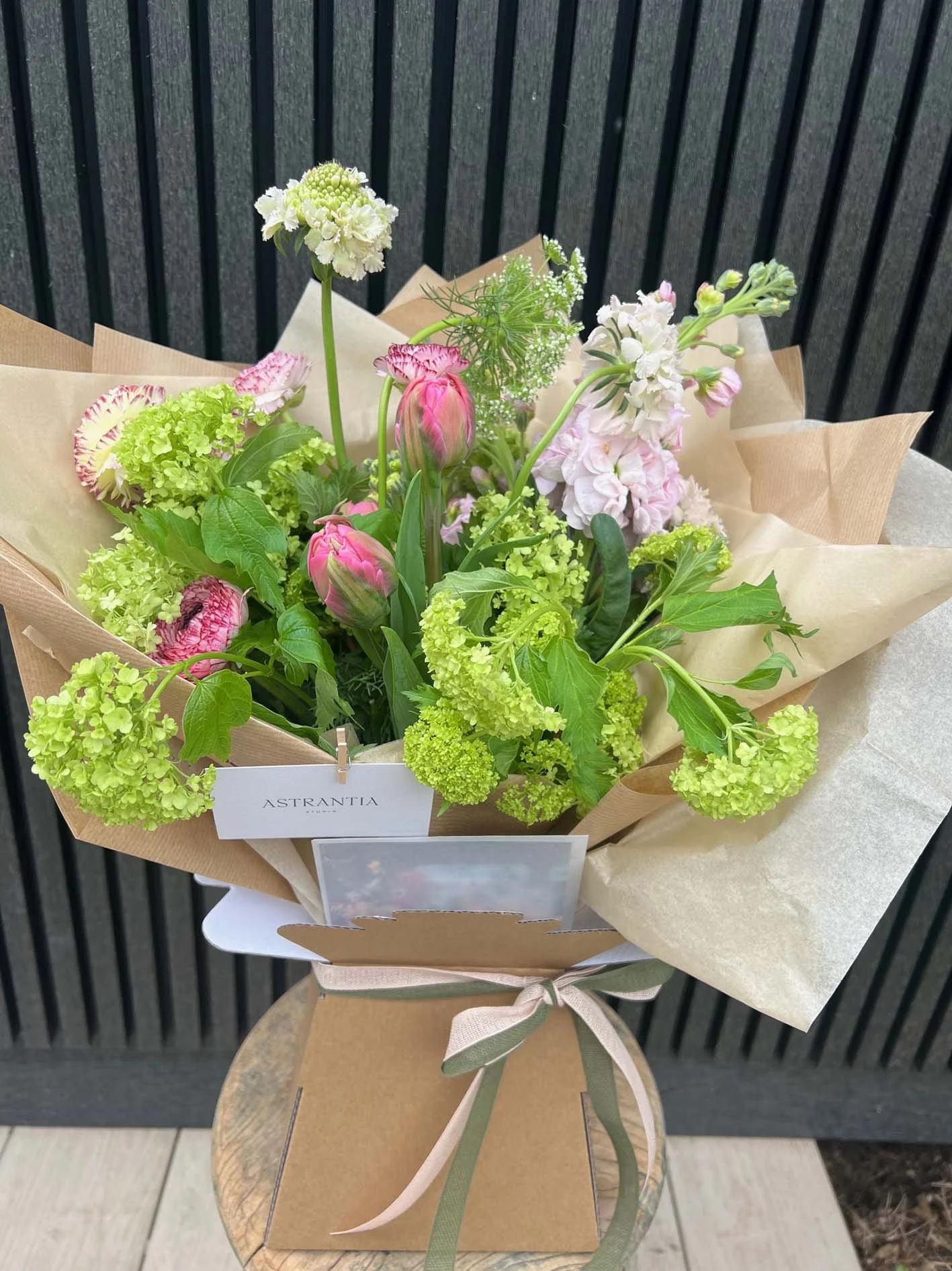 astrantia-studio-fresh-flower-bouquet-01.jpeg