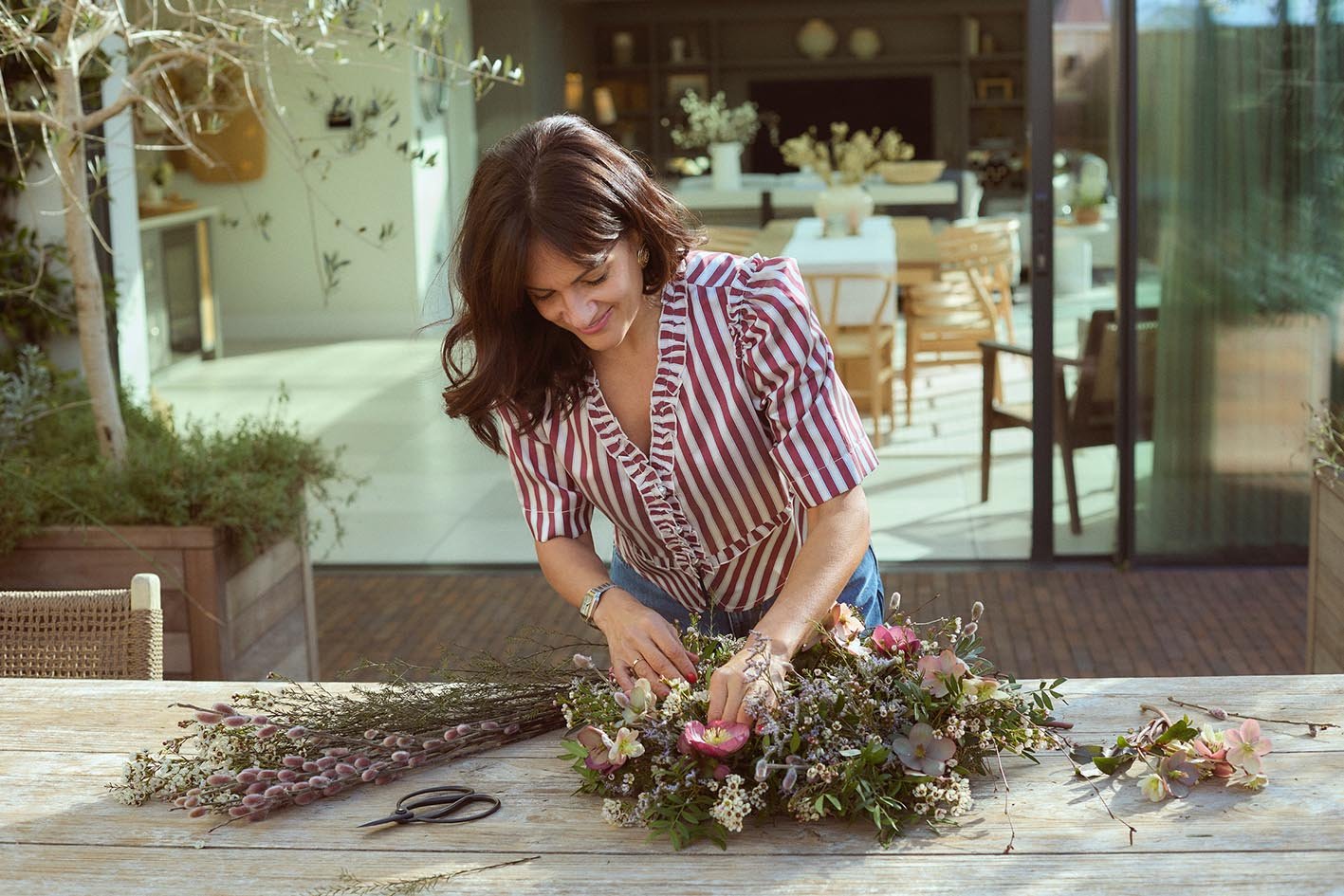 astrantia-studio-fresh-flower-wreath-spring-hellebores-fiona.jpg