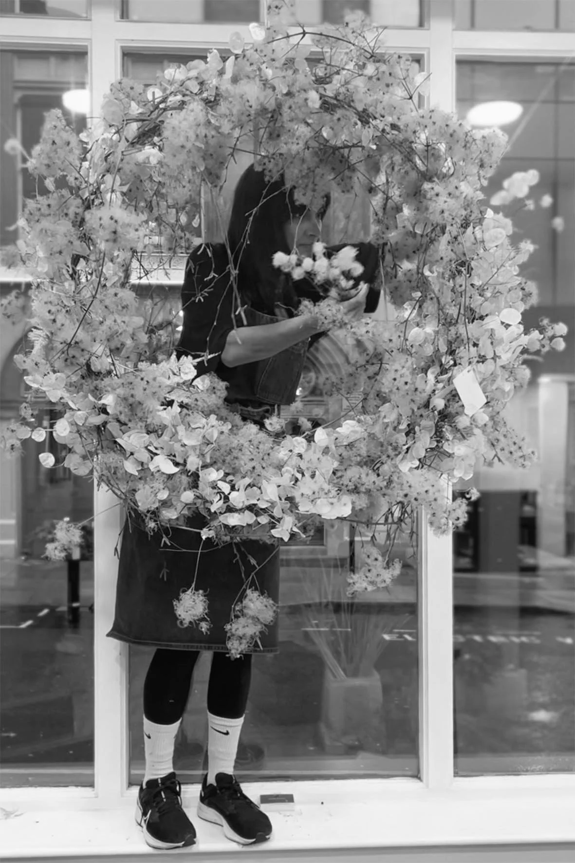 astrantia-floral-studio-bespoke-commission-benjamin-ryan-hair-wreath-install-03.jpg