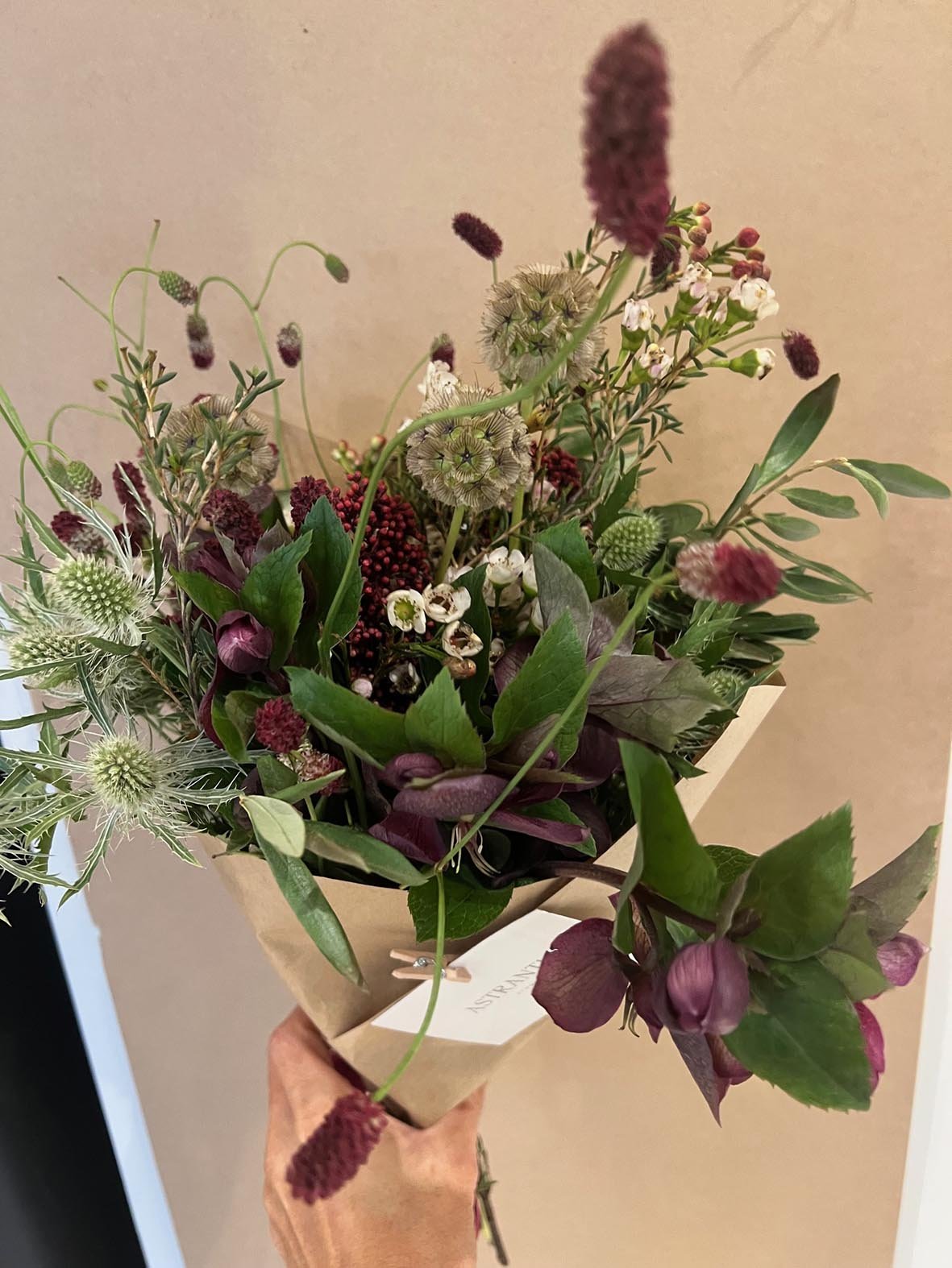 astrantia-studio-fresh-flower-bouquet-burgundy-green-01.jpeg