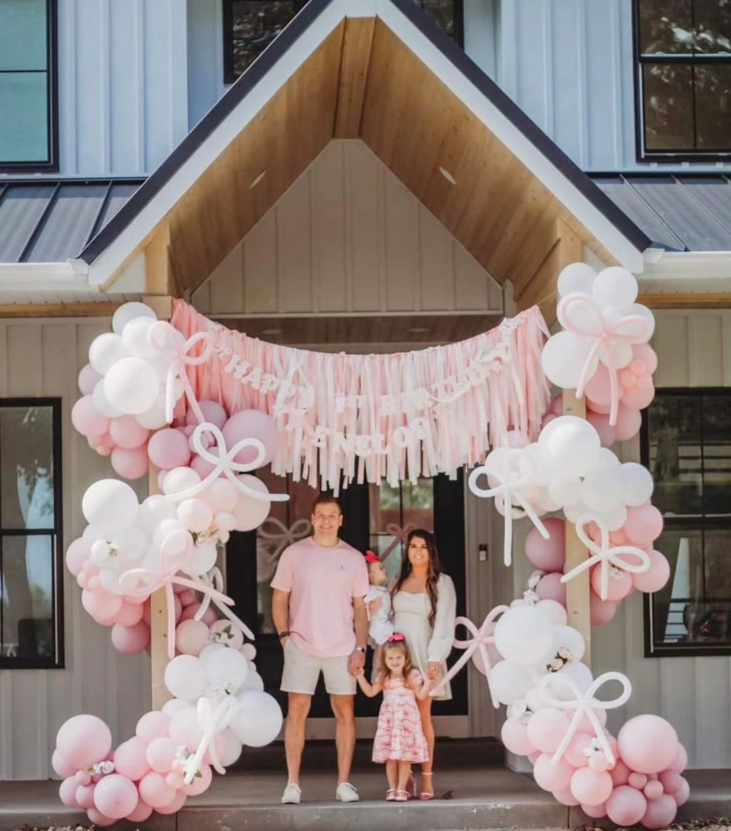 Showing off this beautiful family! 🤩✨️❤️ Thankful for every opportunity that I get to work with them! So many pictures to follow. Thank you @skylarcreech20! 🎈🎉 #bowbirthday #bow #bowbirthdayparty #birthdayballoons #birthdaydecor #entrance #entranc