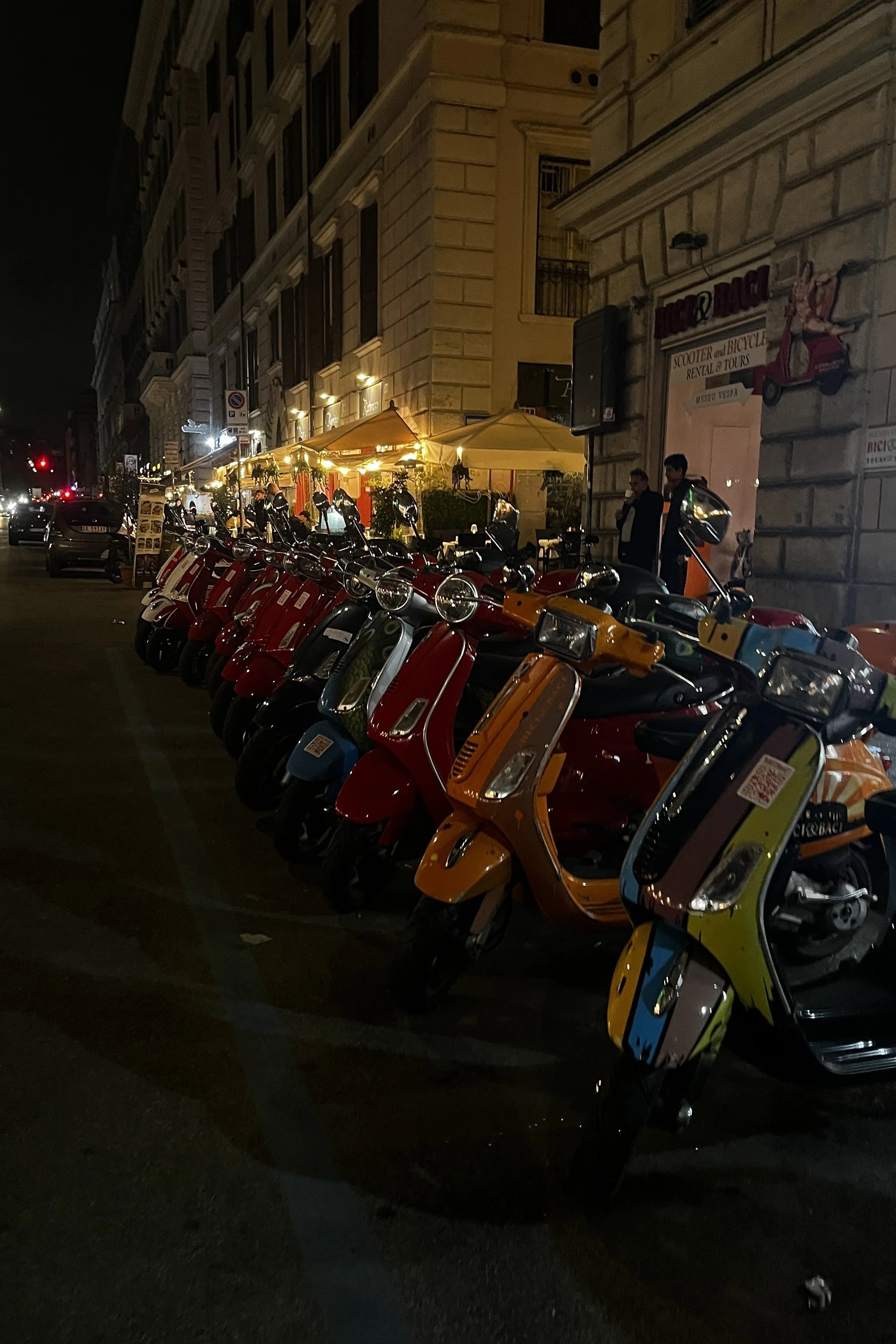 Bunte Vespas im Abendlicht in Rom