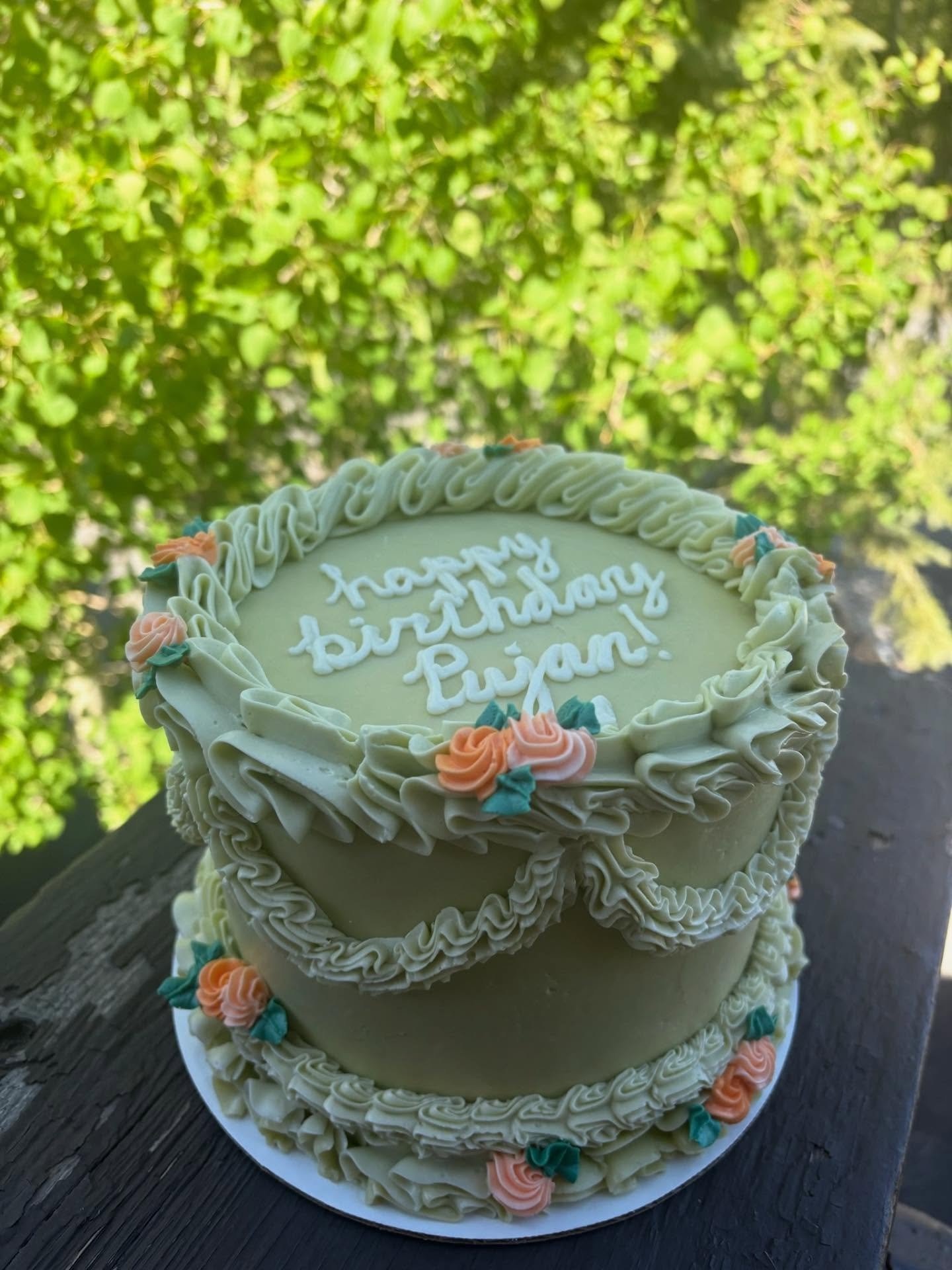 Summer birthday highlights⛱️☀️

Bright, colorful, customized cakes for any occasion! Order yours at JuliaEveBaking.com🌷