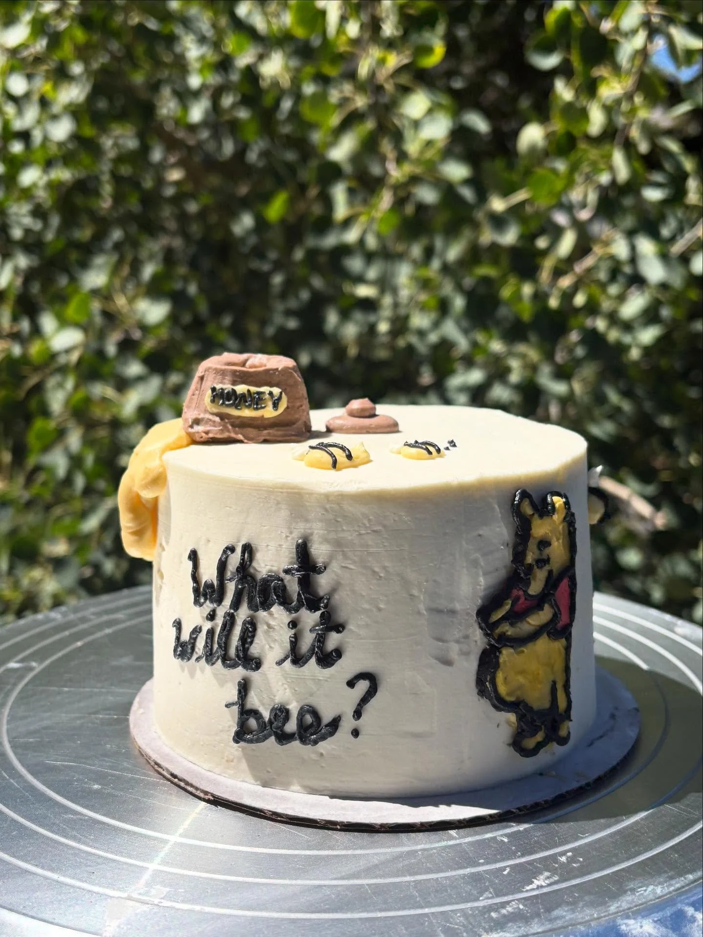 Winnie the Pooh inspired gender reveal cake!🫧🍯