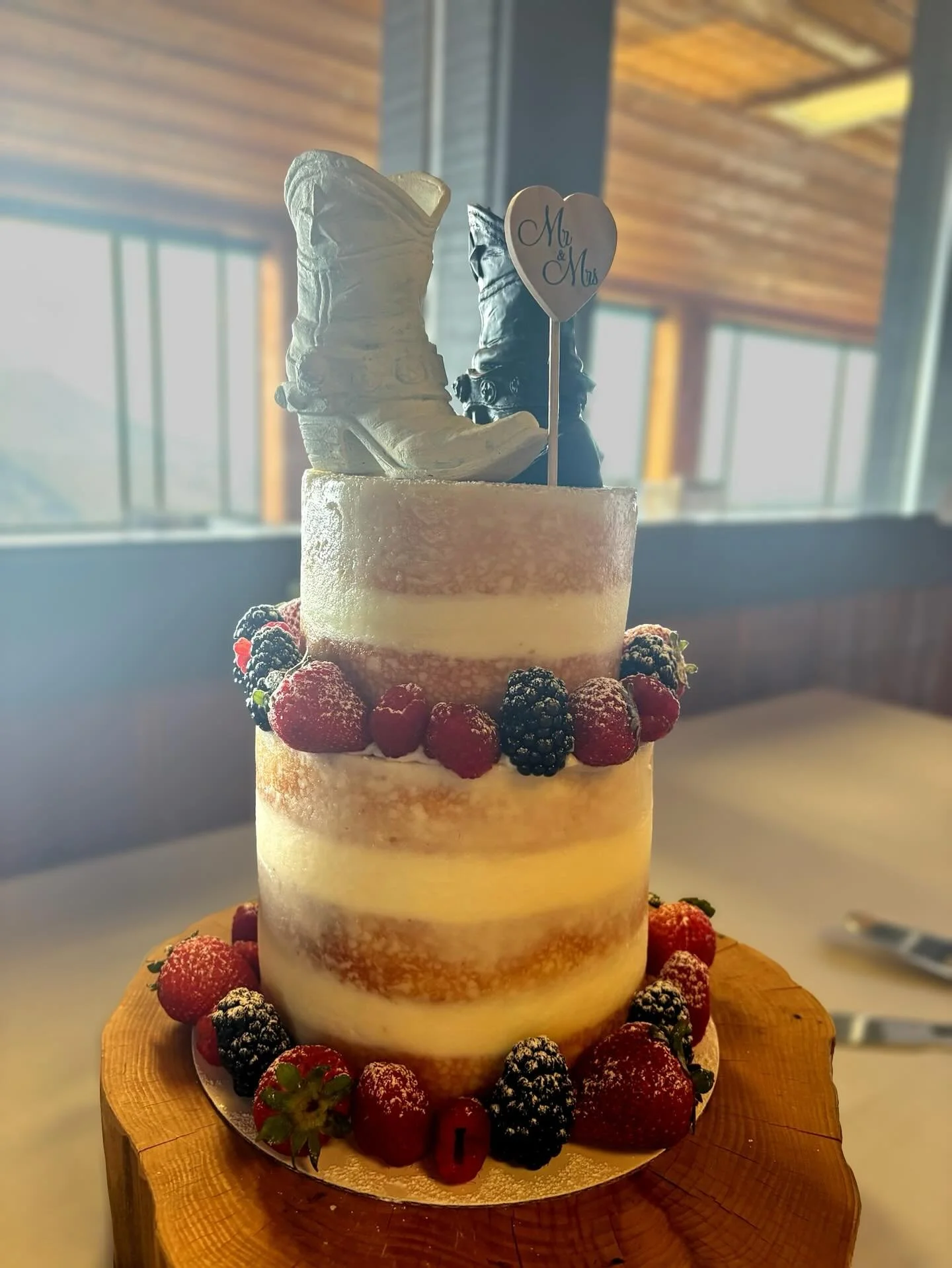 Natural wedding cake✨

This was from a wedding last week where the bride wanted a naked triple berry cake because they aren&rsquo;t the biggest sweets people🍓🫐

Naked cakes are always a fun challenge because I have to make sure my layers are even a
