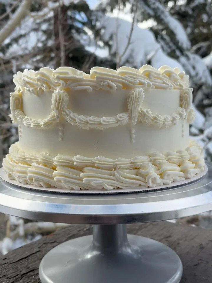 A whimsical vintage style cake for Hannah&rsquo;s 21st!🌷

Vintage style cakes are huge right now and such a fun way to give a timeless, classical look✨